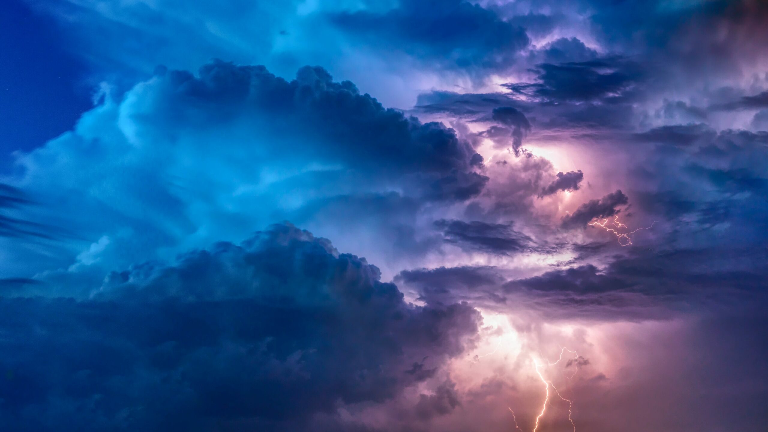 Gehirnimplantat: Gewitterwolken mit Blitzen