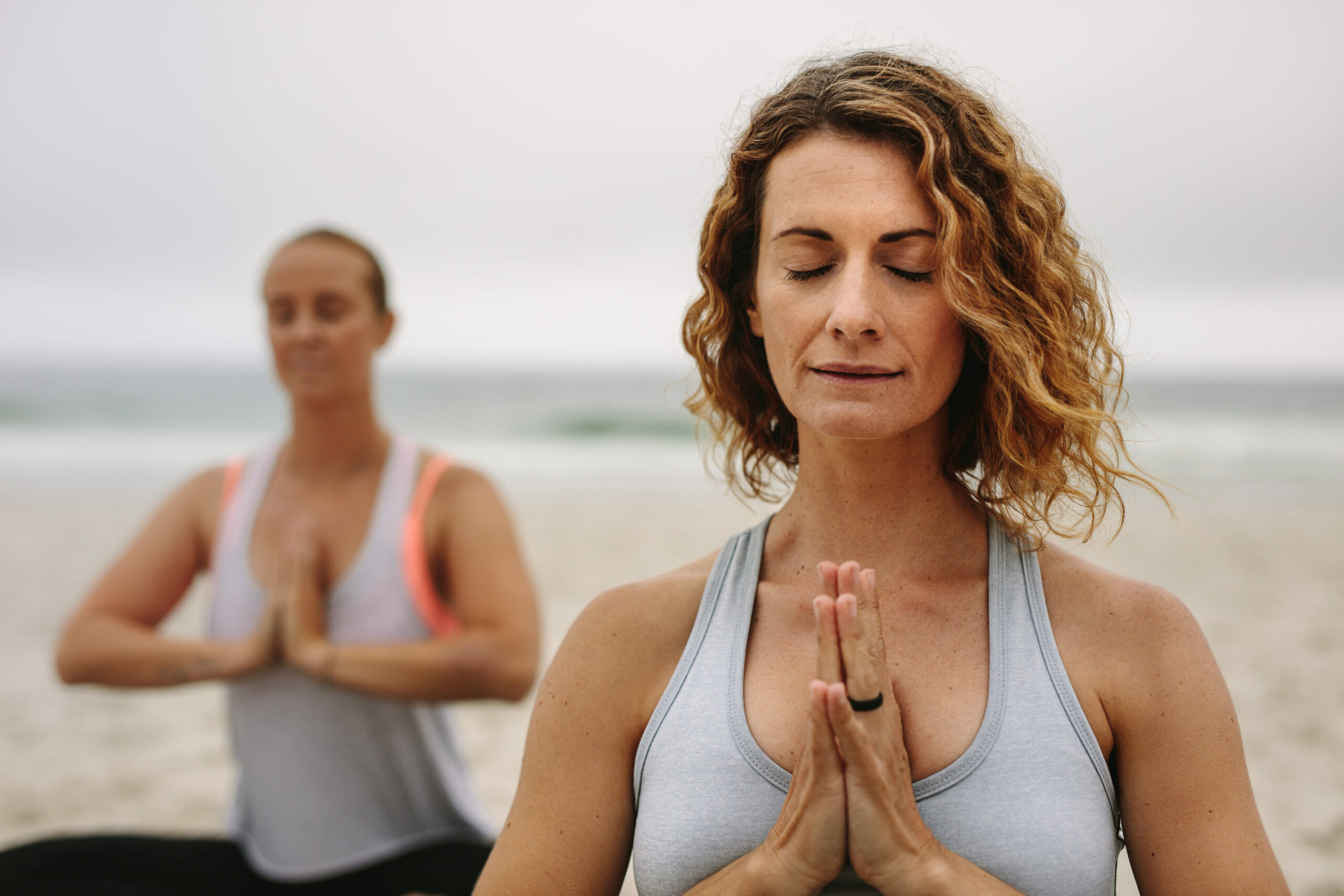Yoga Menopause: Frauen machen im Freien Yoga