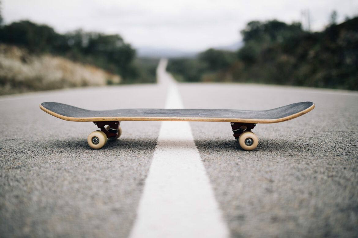 Borderline Erkrankung: Skateboard steht mittig quer über der Strasse, genau auf der Fahrbahntrennlinie.