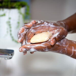 Zwangshandlungen: Nahaufnahme vom Händewaschen mit sehr viel Seife