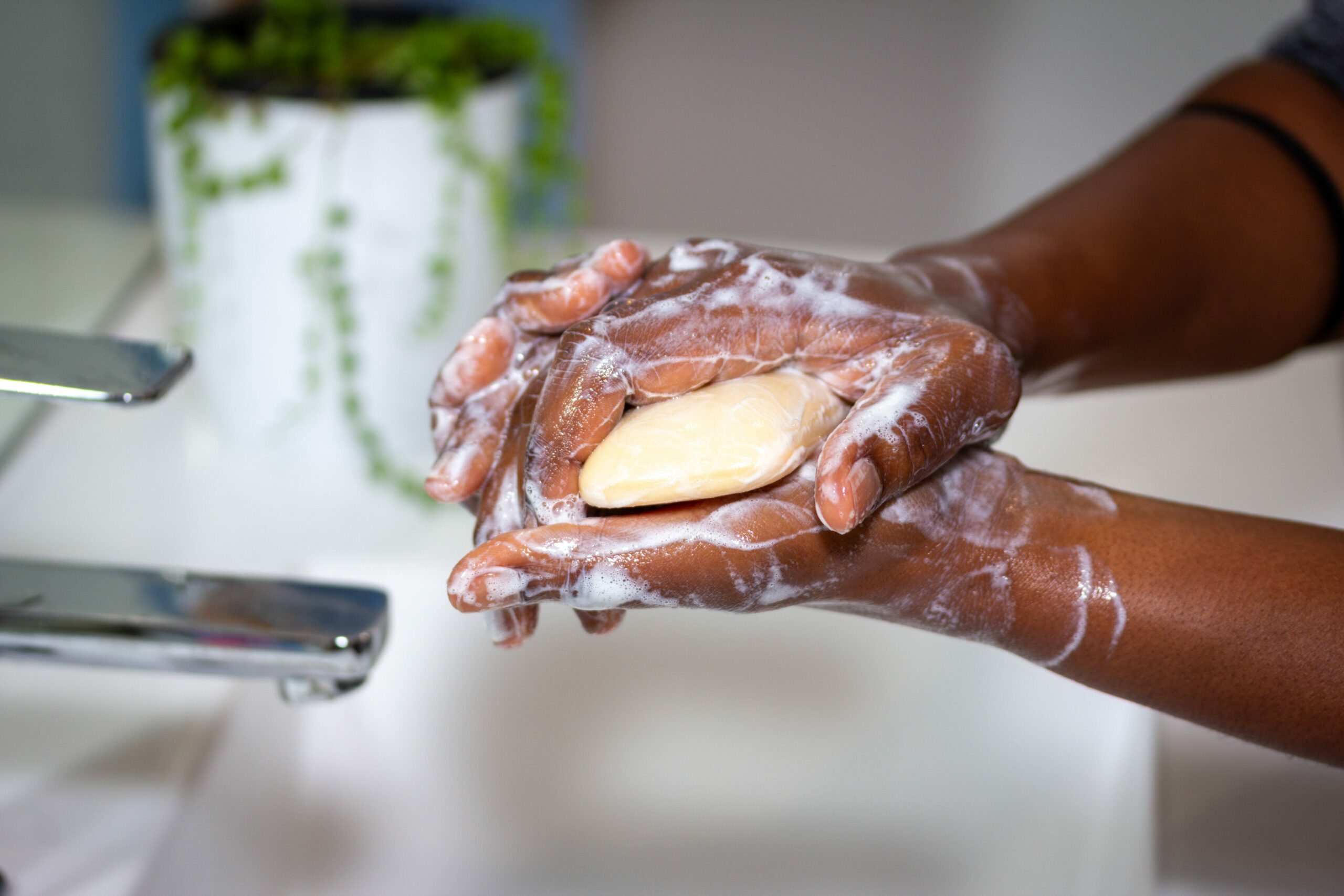 Zwangshandlungen: Nahaufnahme vom Händewaschen mit sehr viel Seife