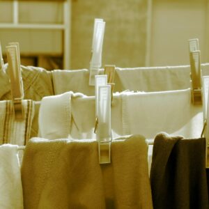 Haushalt nachhaltig: Wäsche und Lumpen auf einem Wäscheständer