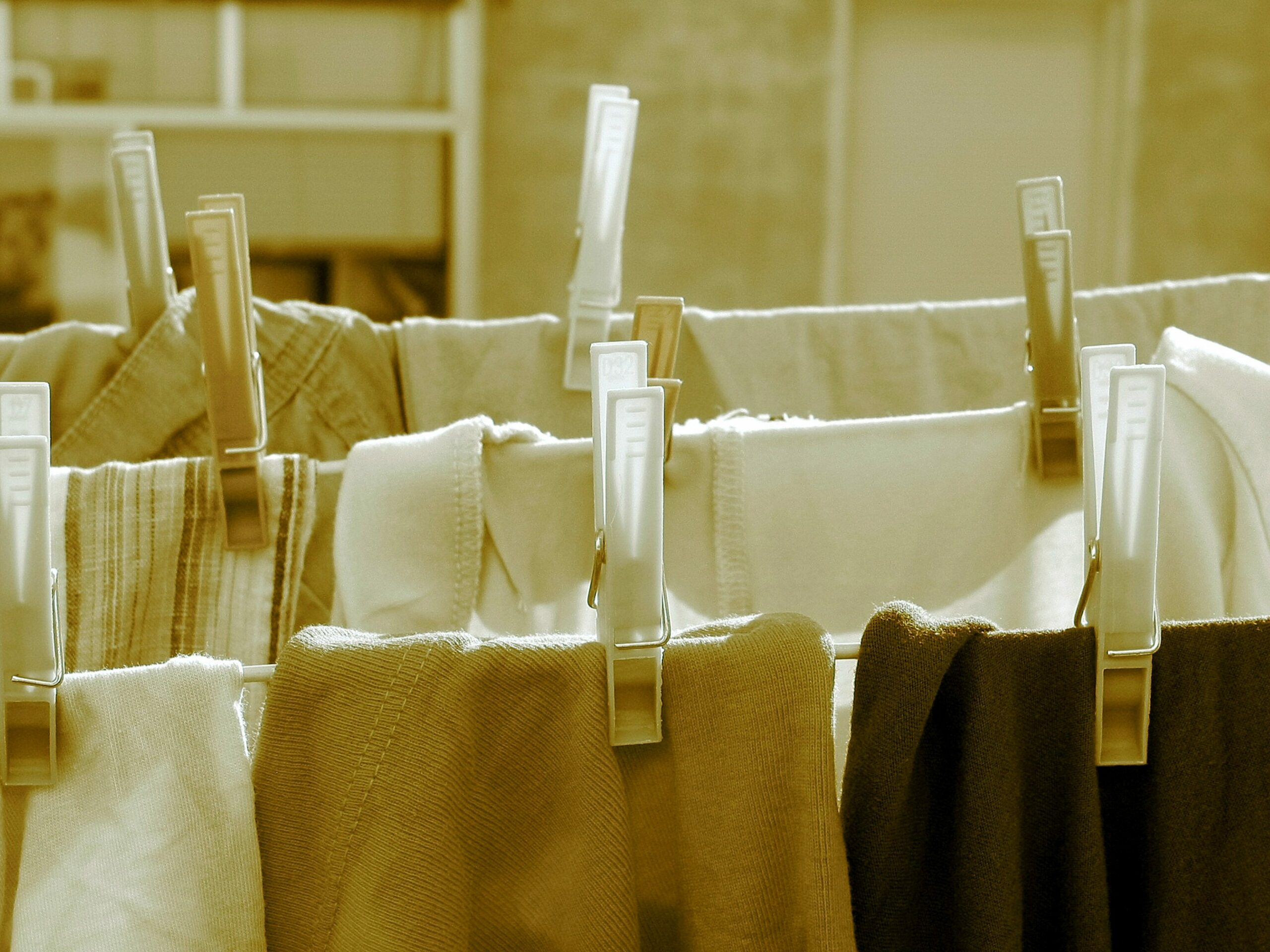 Haushalt nachhaltig: Wäsche und Lumpen auf einem Wäscheständer