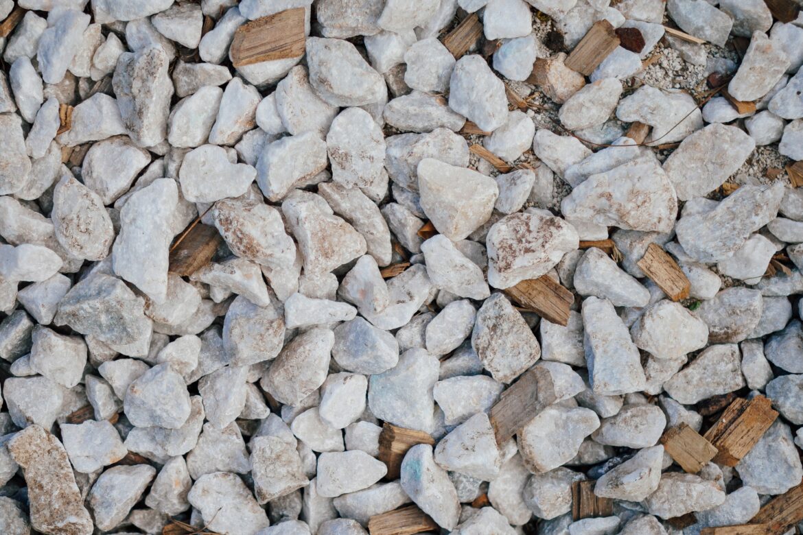 Mandelstein entfernen: weisse Kieselsteine am Strand