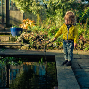 Erste-Hilfe-Kurs Baby: Kleinkind spielt allein an einem ungesicherten Teich