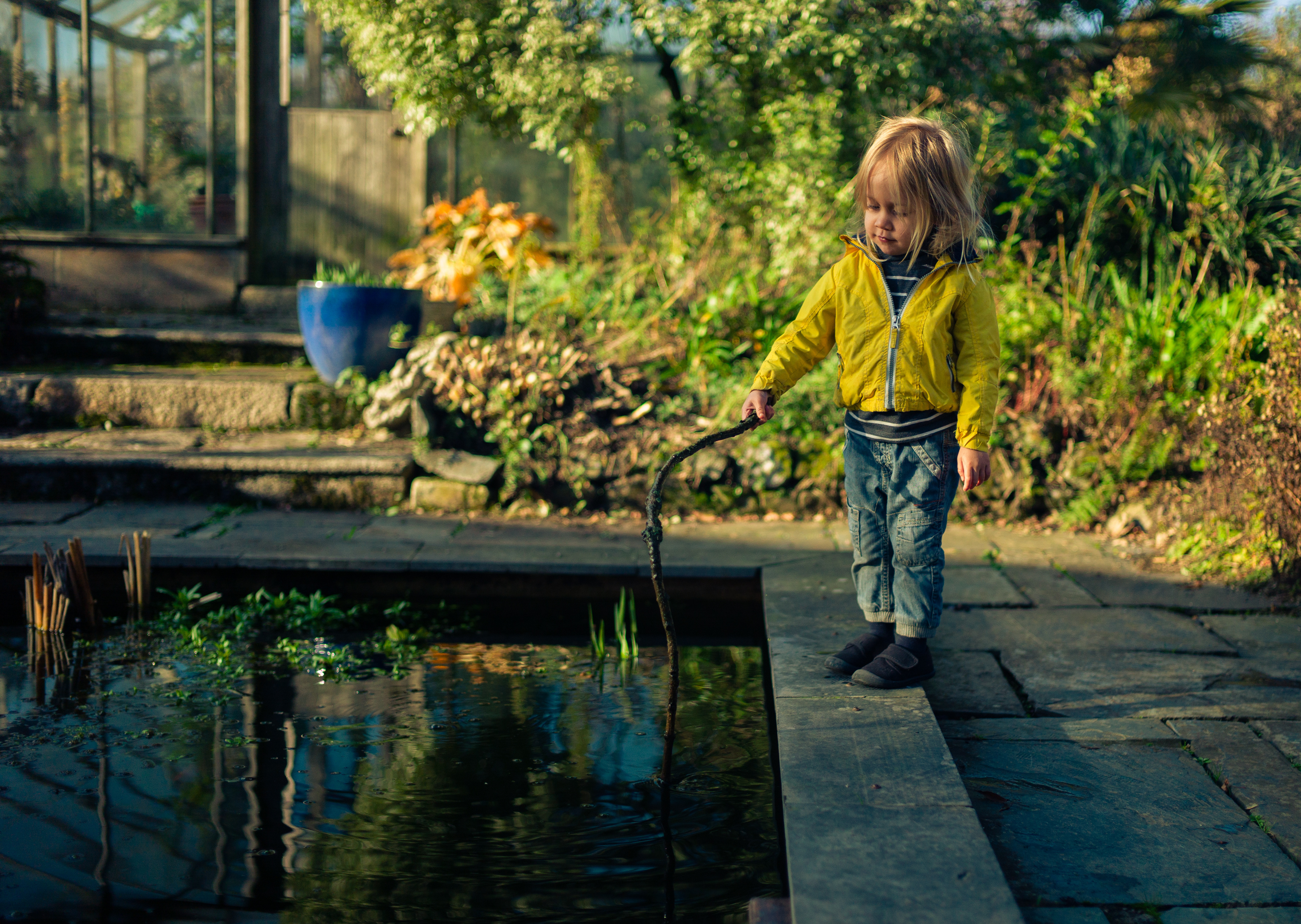 Erste-Hilfe-Kurs Baby: Kleinkind spielt allein an einem ungesicherten Teich
