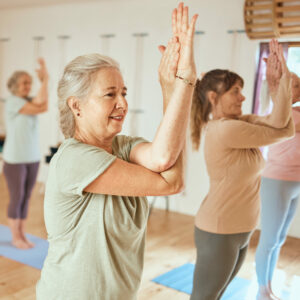 Ältere Damen praktizieren Yoga