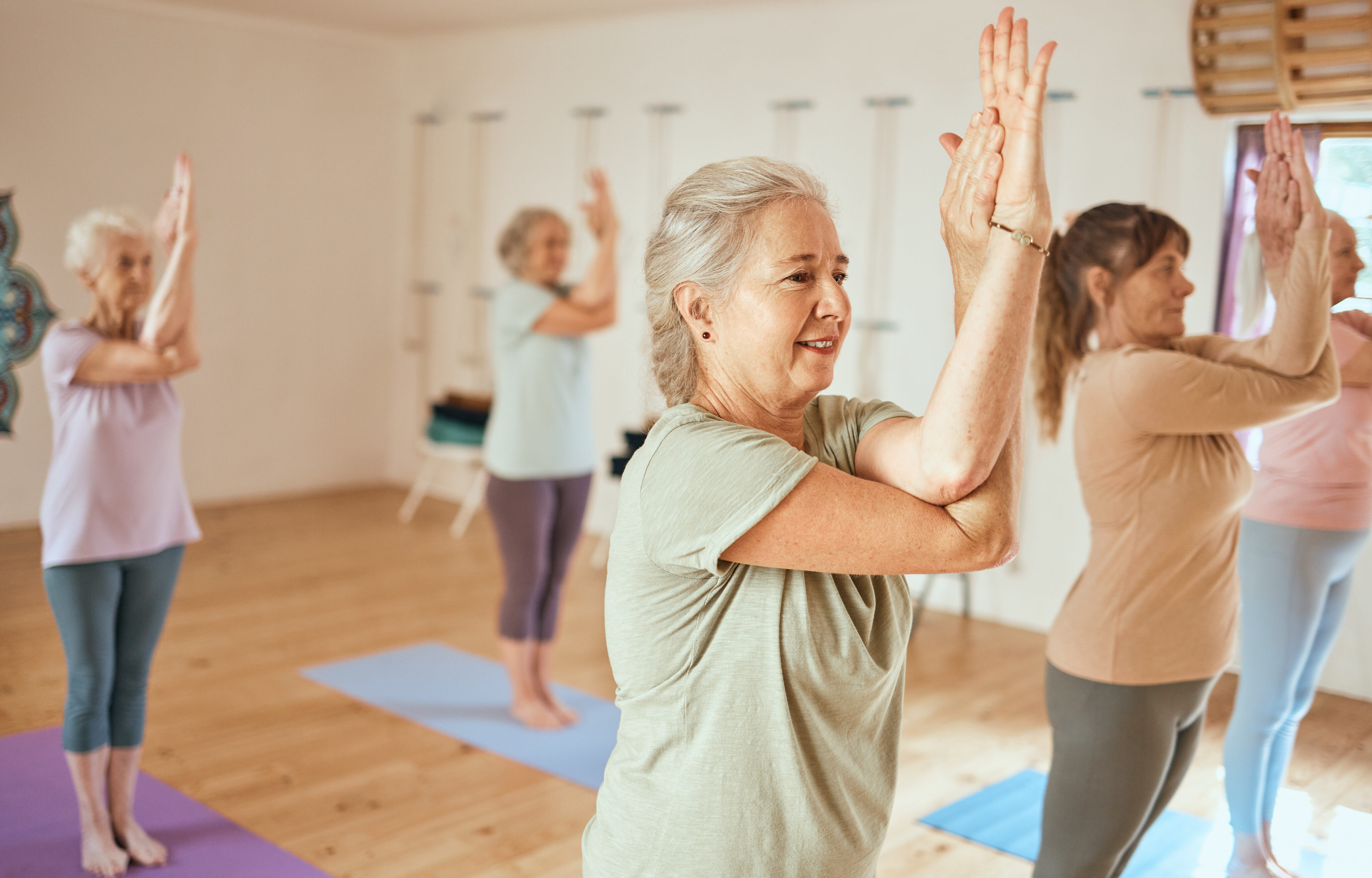 Ältere Damen praktizieren Yoga