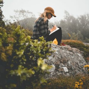 Schreibende Frau in der Natur
