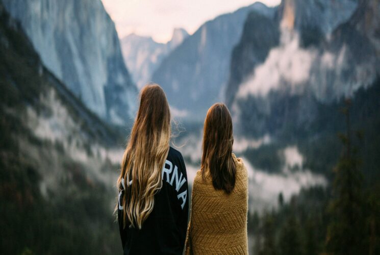 PCOS_zwei junge Frauen in den Bergen
