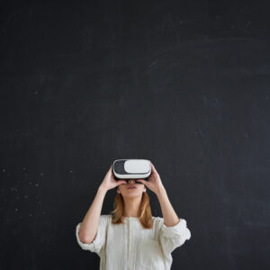 VR-Brille Therapie_Frau mit VR_Brille