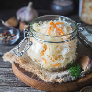 Bluthochdruck Probiotika_Glass jar with homemade sauerkraut