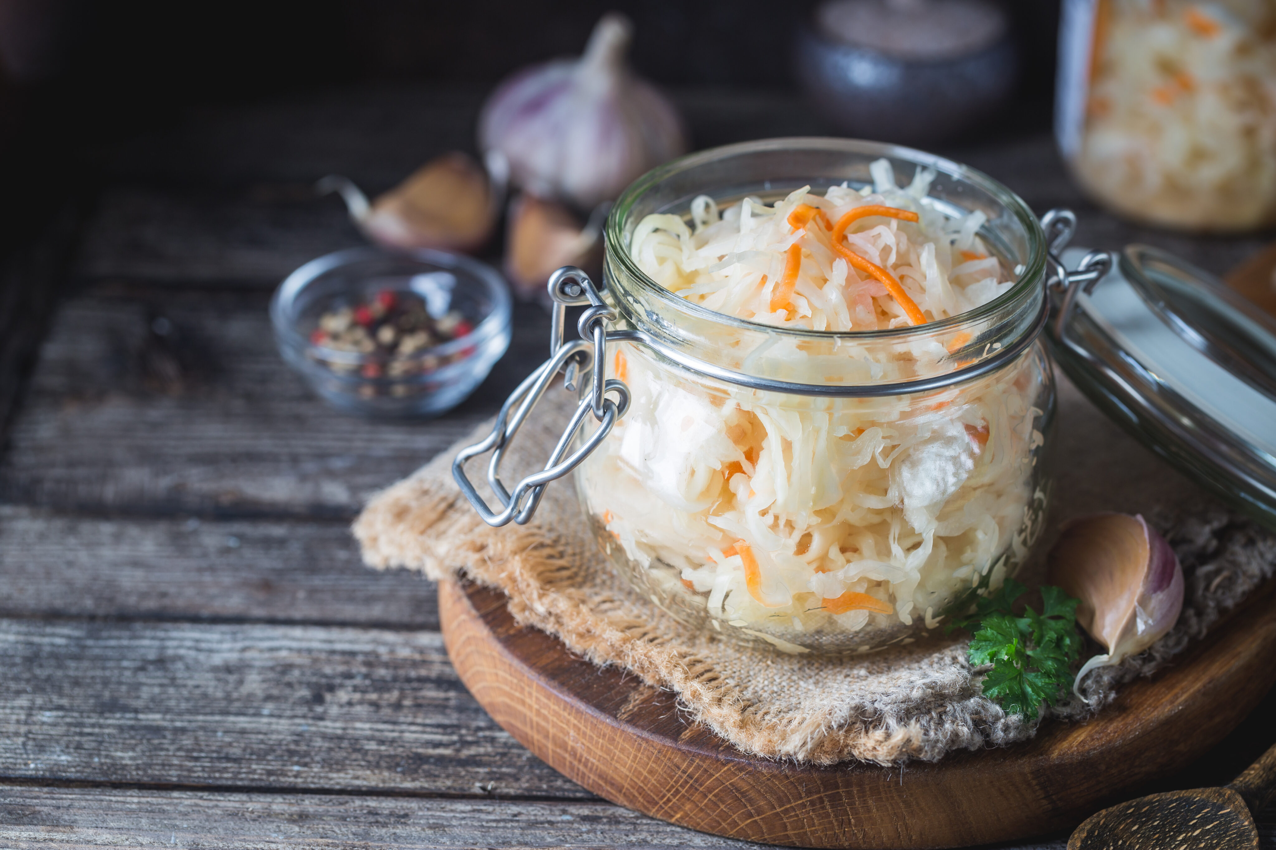 Bluthochdruck Probiotika_Glass jar with homemade sauerkraut