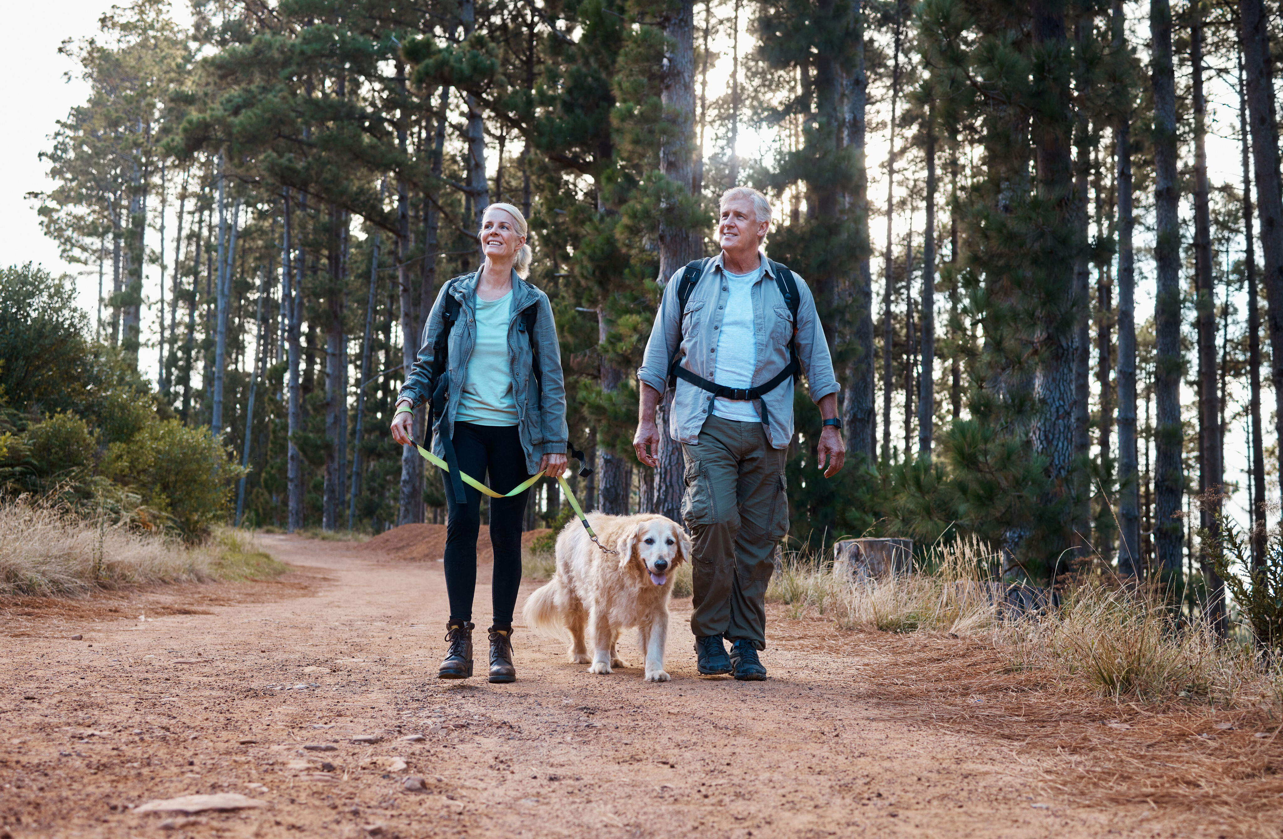 NMN-Supplemente: fittes älteres Paar mit Hund beim Wandern