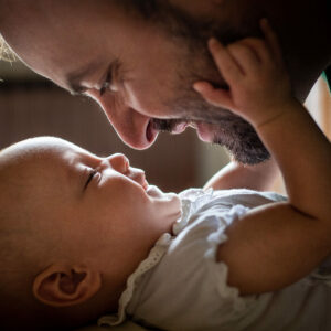 Vater heute: Vater und Baby mit den Gesichtern ganz nah beieinander im Profil