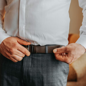 Vasektomie: Mann schliesst Gürtel an seiner Hose