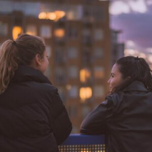 diagnose lupus_zwei Frauen auf einer Dachterrasse