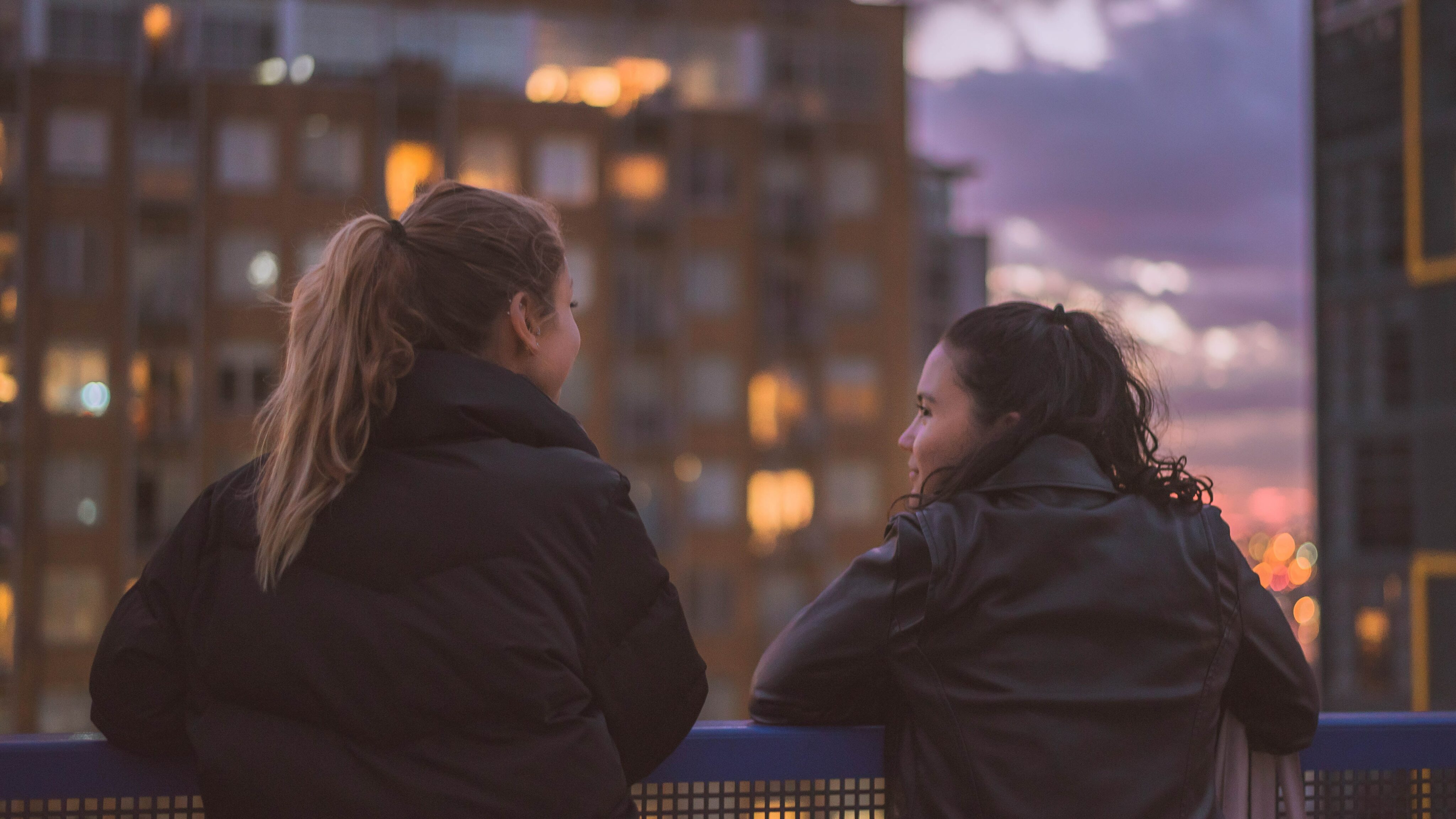 Diagnose Lupus: Zwei Frauen auf einer Dachterrasse