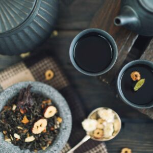 Schwarzer Tee auf dem Tisch und seine Wirkung auf den Körper