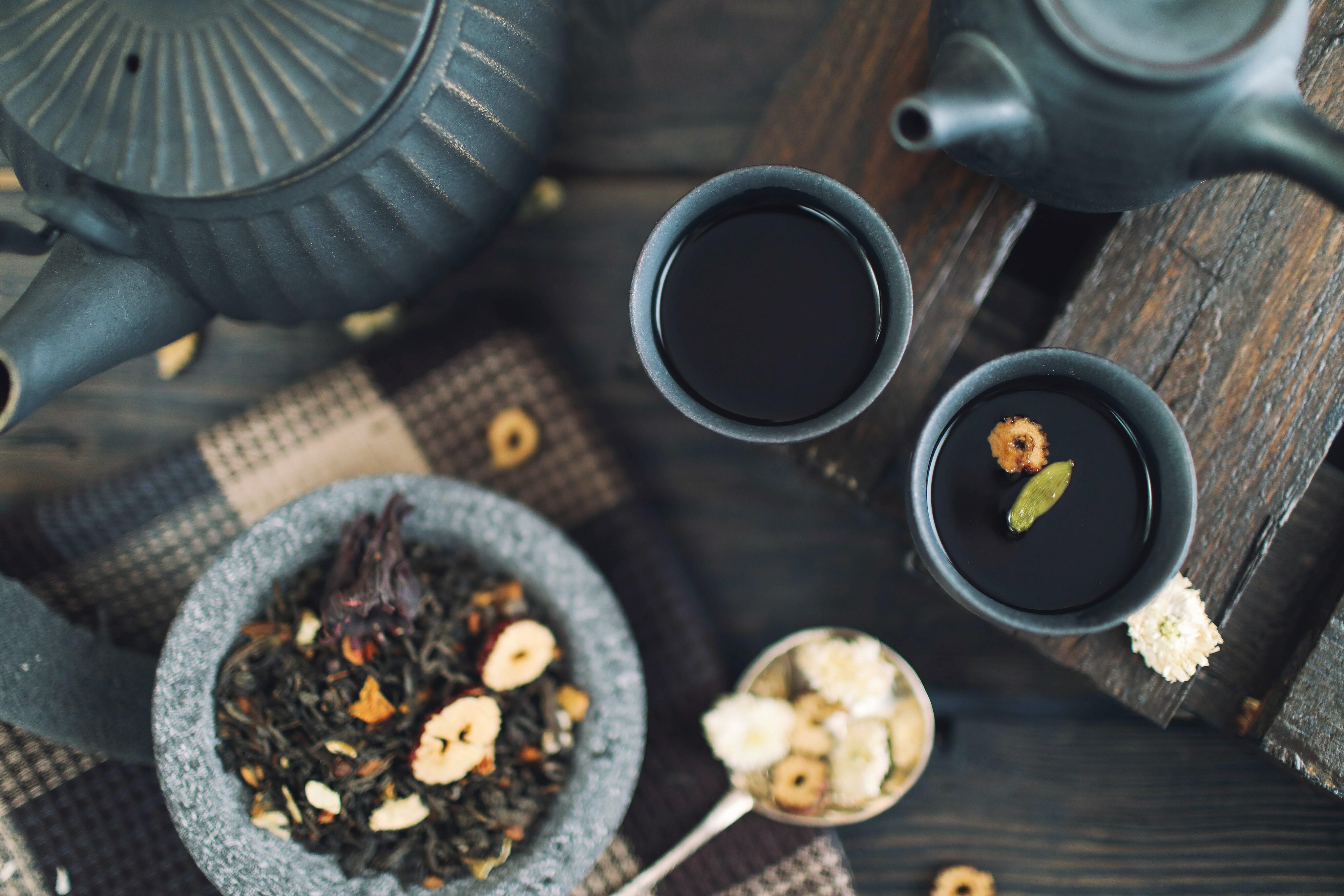 Schwarzer Tee auf dem Tisch und seine Wirkung auf den Körper