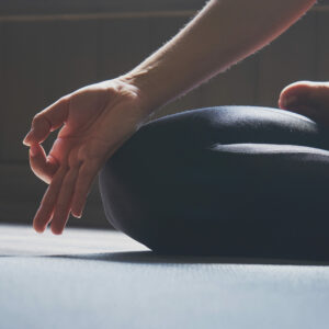 Yoga bei Krebs: Nahaufnahme von einer Frau in Yogapose