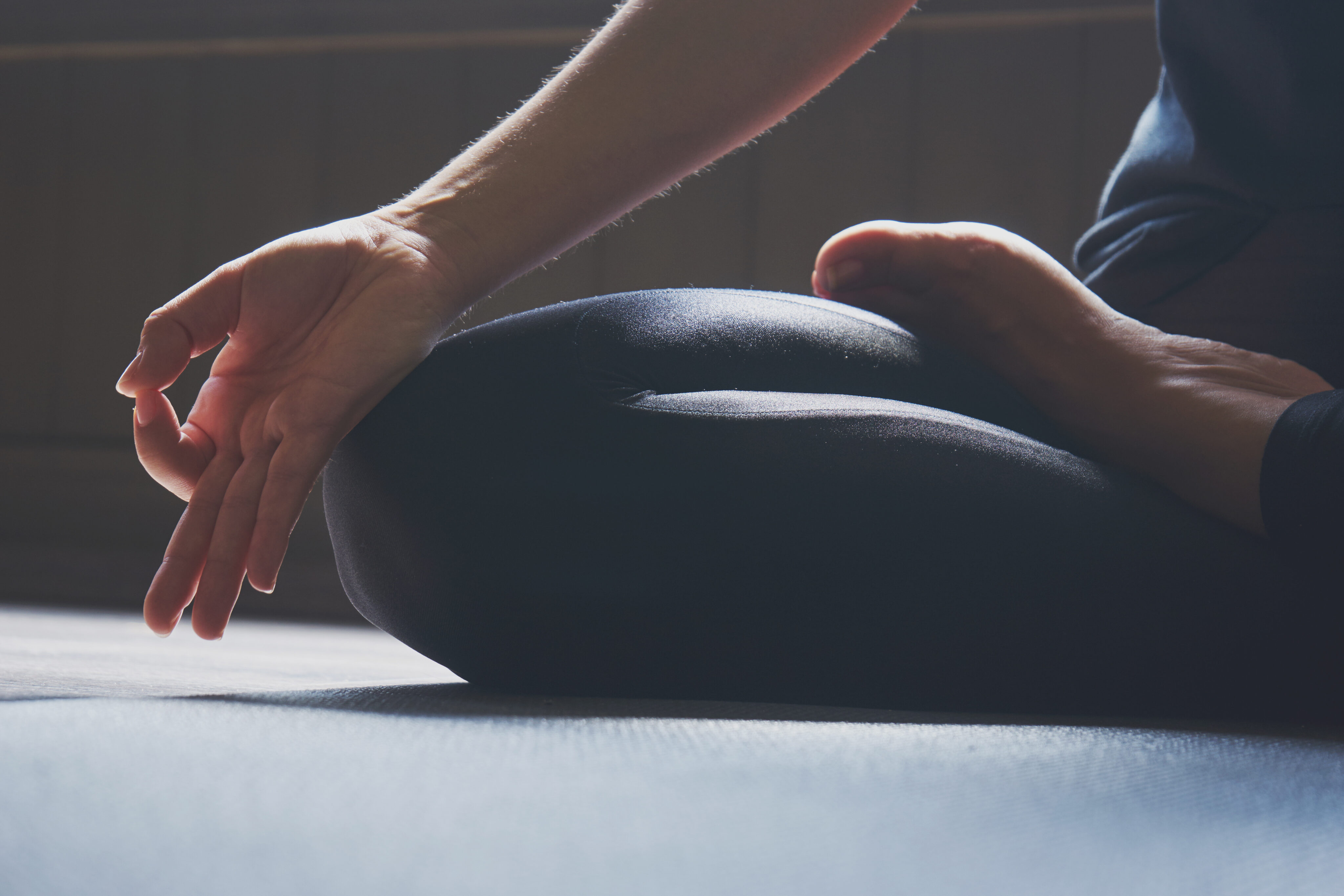 Yoga bei Krebs: Nahaufnahme von einer Frau in Yogapose
