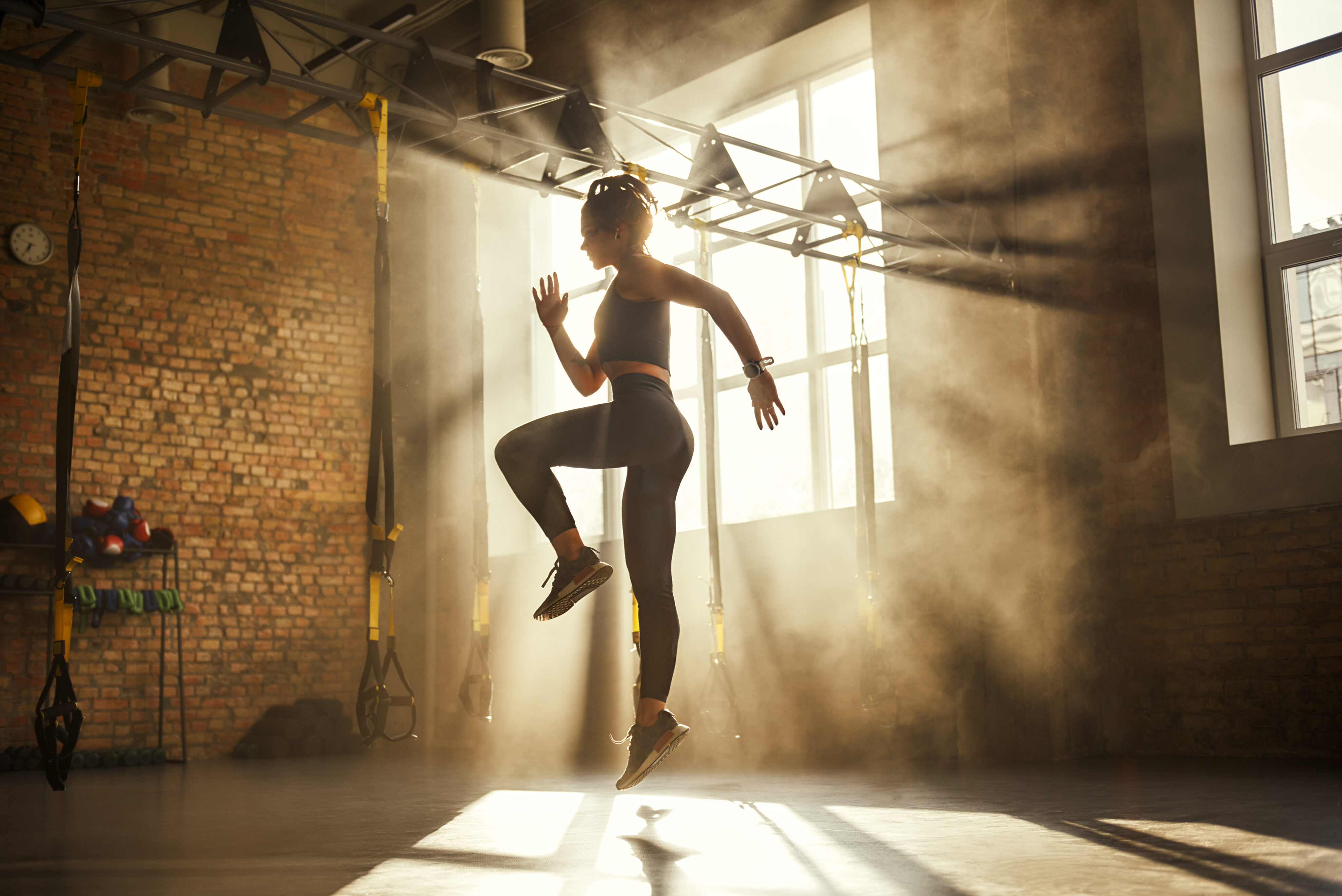Training Frauen: Junge Frau im Gym bei einem Sprung beim Workout
