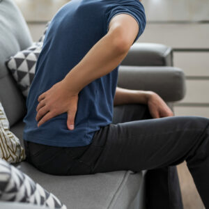 Traitement des calculs rénaux : un homme se saisit du dos au niveau des reins en ressentant des douleurs