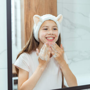Sephora Kids: Mädchen wäscht ihr Gesicht