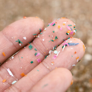 Mikroplastik Körper: Nahaufnahme von Hand, in der Mikroplastik liegt