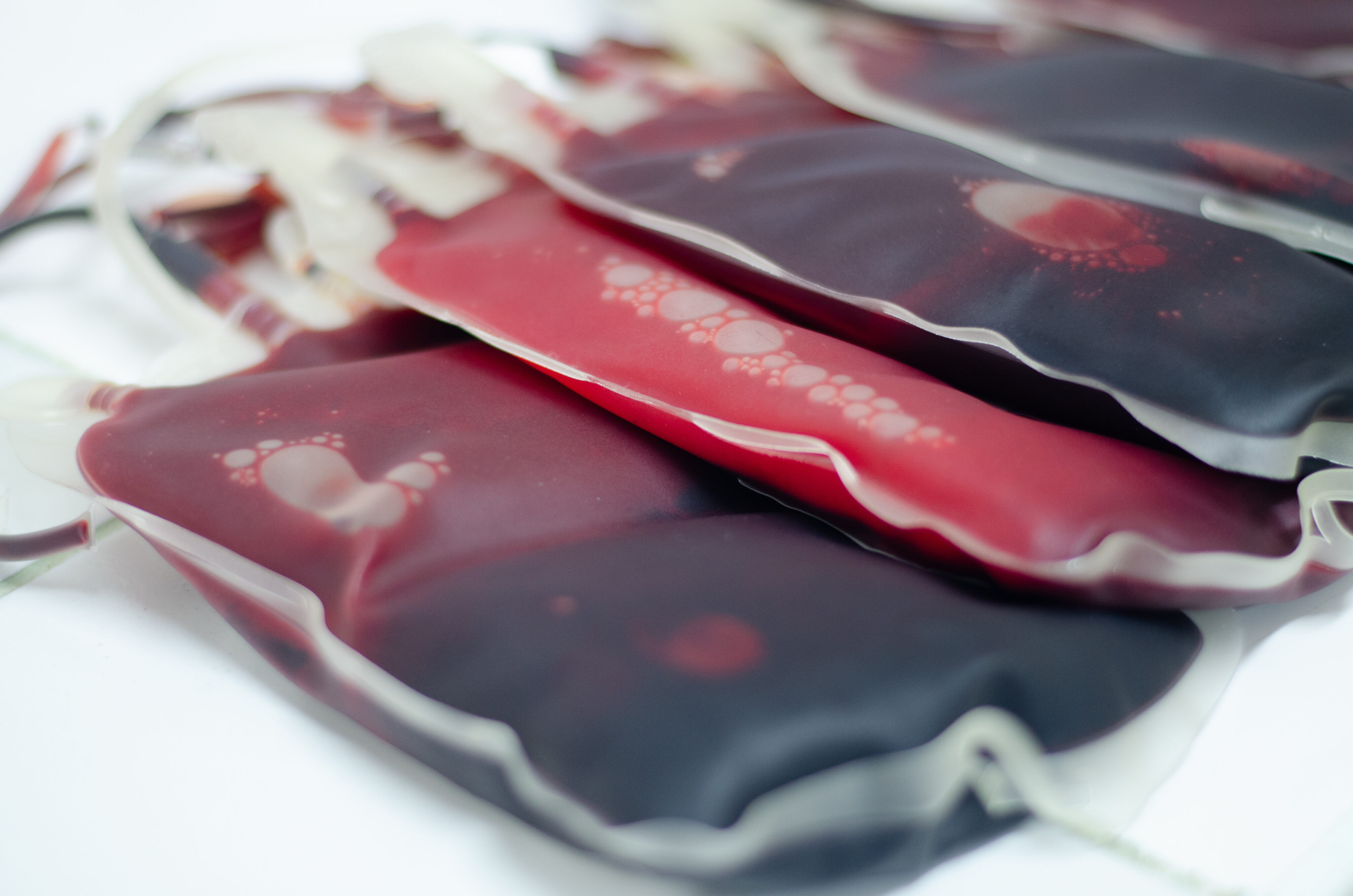Blutgruppe Rhesusfaktor: mehrere Beutel mit Blut liegen nebeneinander