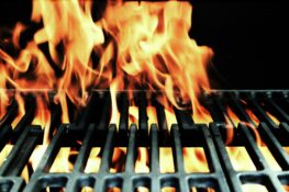 Verbrennungen behandeln: Flammen in einem Grill